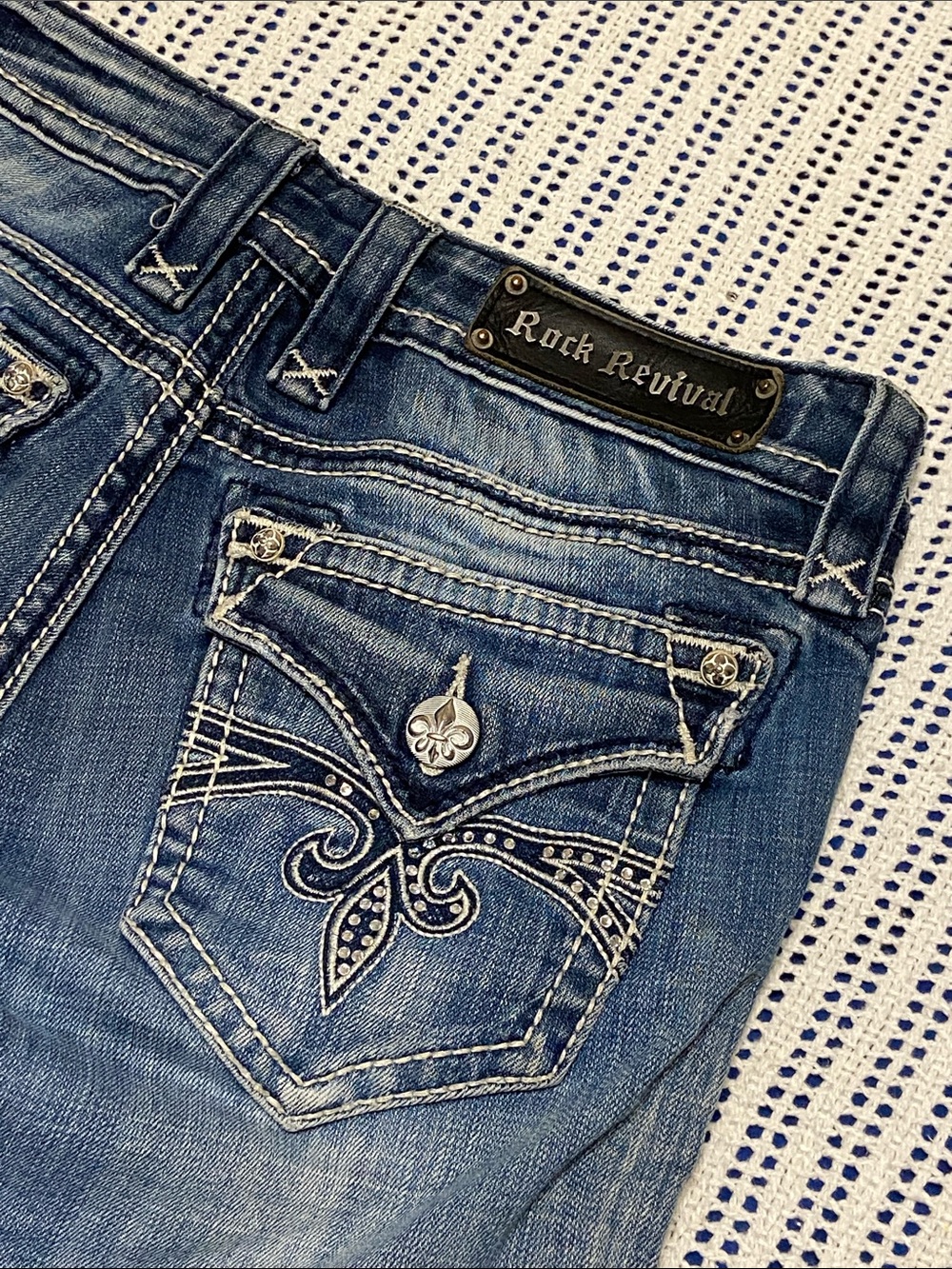 Rock Revival Sora Capris Wide Cuffed Rhinestone’s low rise Size 27 x 20”
